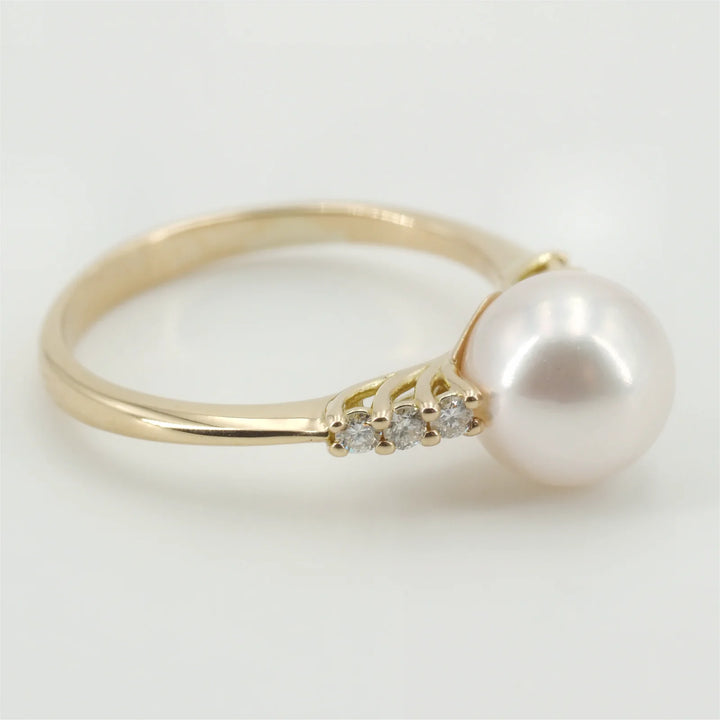 Ring mit Diamanten und Akoya Perle