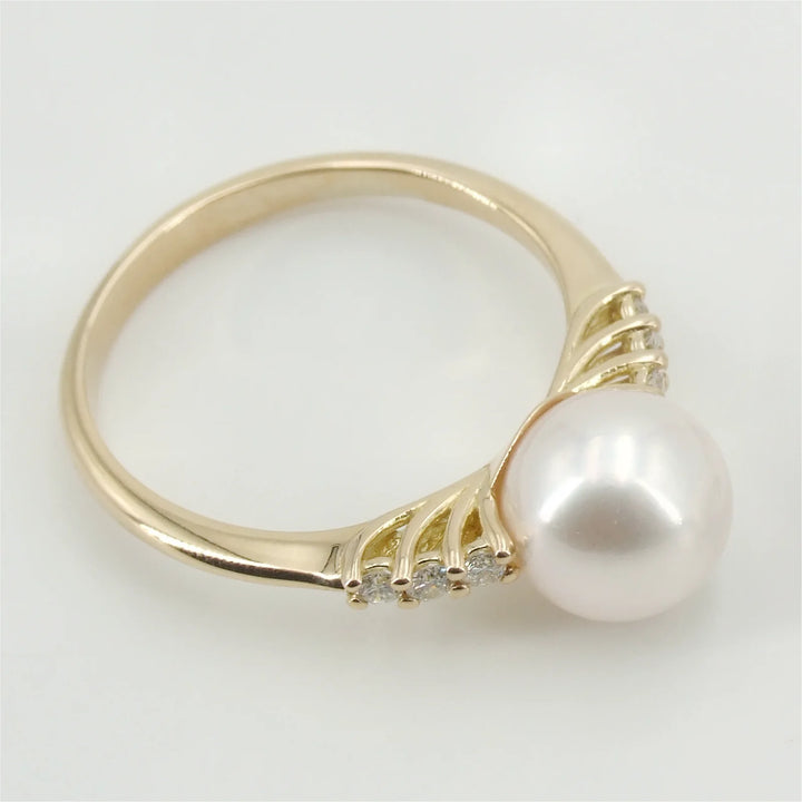 Ring mit Diamanten und Akoya Perle