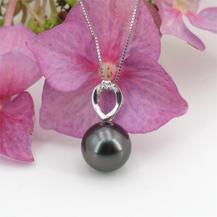Schmuck mit Anhänger und Perle