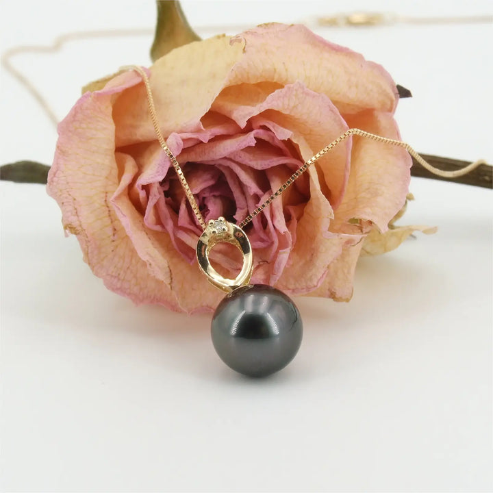 Schmuck mit Anhänger und Perle