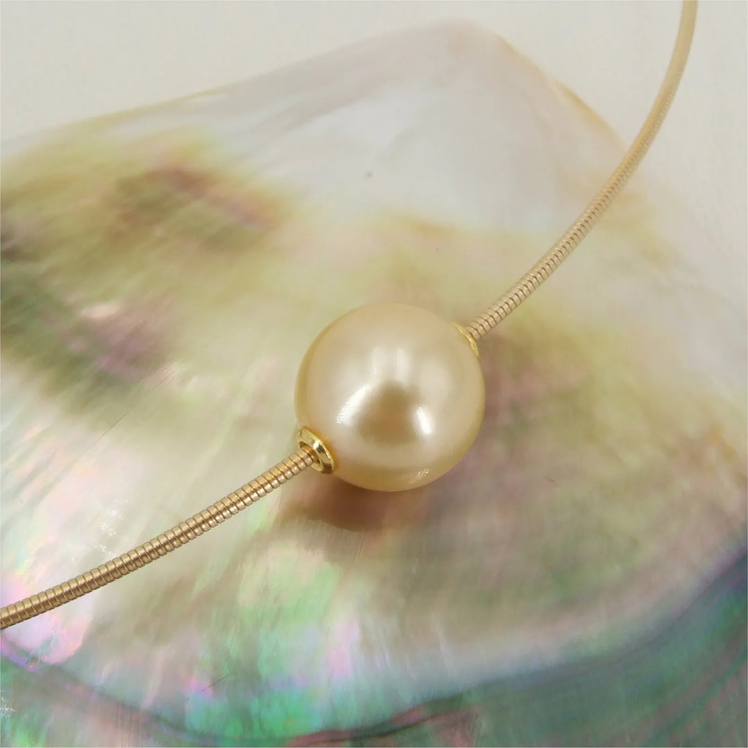 Einzelne Perle an Kette