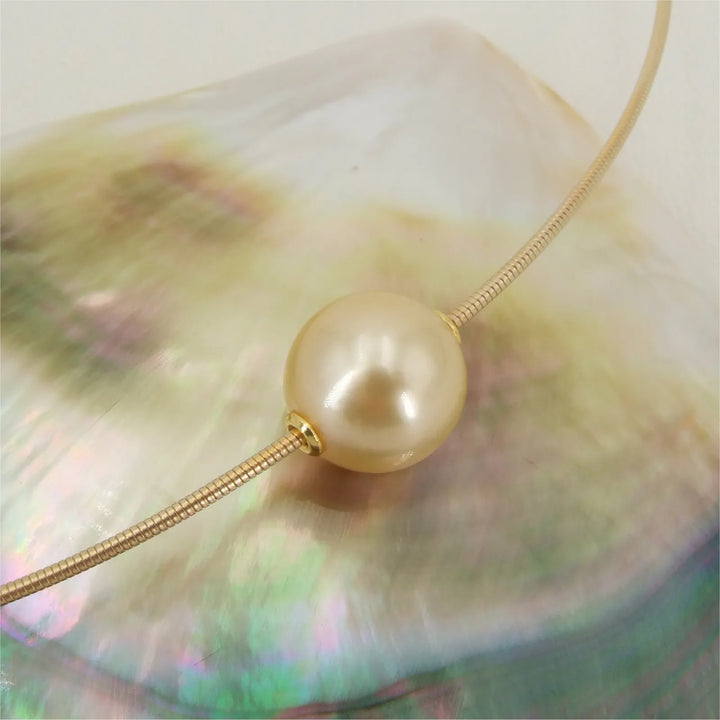 Einzelne Perle an Kette